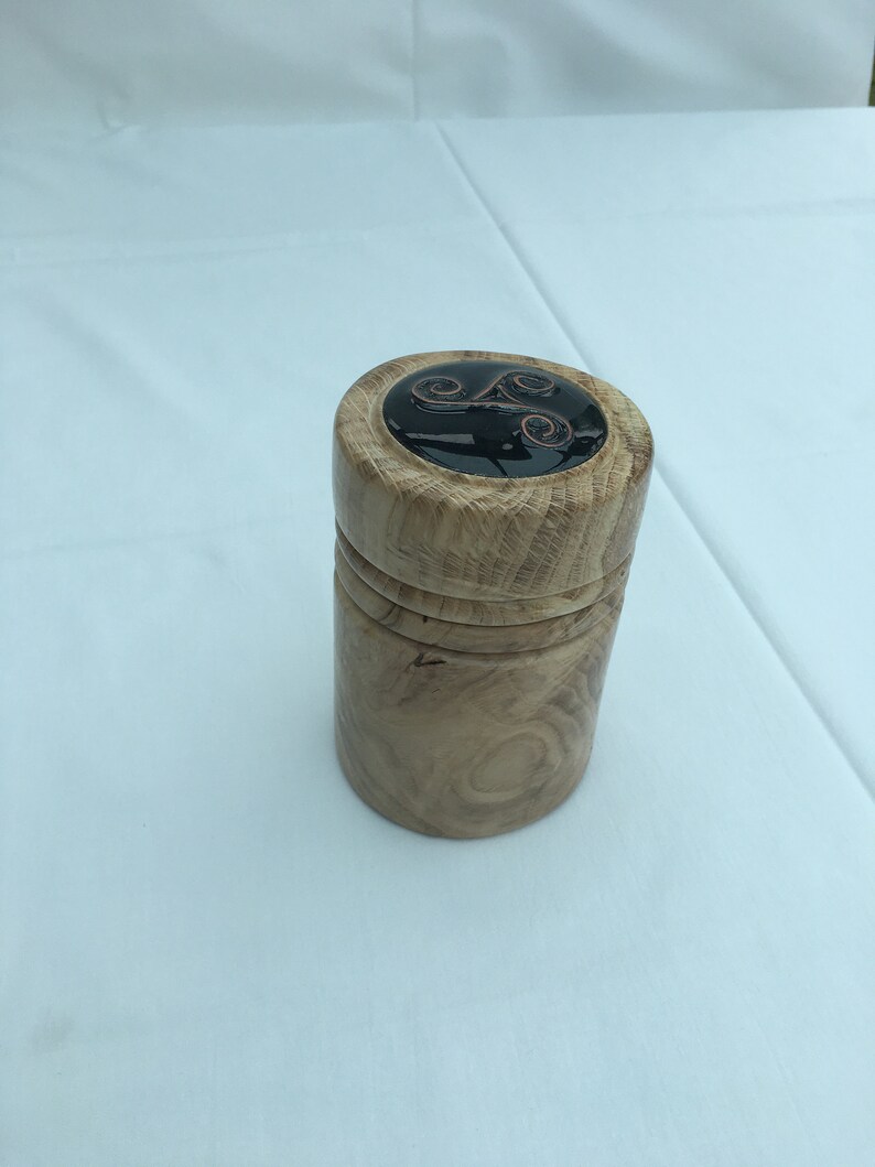 lidded toy box