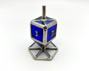 Bunte Glasmalerei Dreidel | Glas Dreidel mit Ständer | Blau Buntglas Dreidel | Glasmalerei Hanukkah Symbol | Jüdischer Kreisel