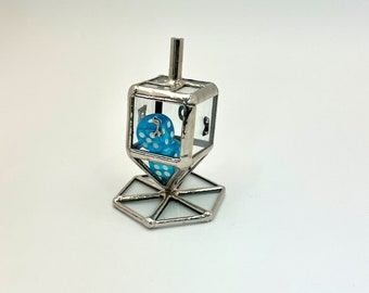 Würfel Gefüllt Glas Dreidel | Dreidel mit Ständer | Einzigartige israelische Chanukka-Kunst | Chanukka Ornament | Symbolisches Chanukka Geschenk | Kreisel
