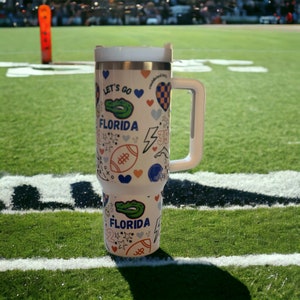 UF - Vaso de fútbol americano de la Universidad de Florida de 113 ml (40 oz) con pajita y asa. También disponible en 590 ml (20 oz).