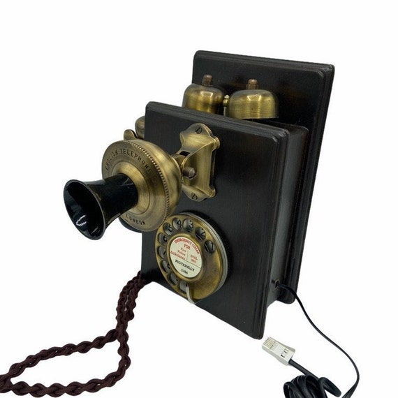 【1930年代】アンティーク　真鍮電話機　雑貨　インテリア　お洒落　おしゃれ 1930 年代スタイルの木製壁掛け電話（真鍮、ブラッシュ仕上げ、または