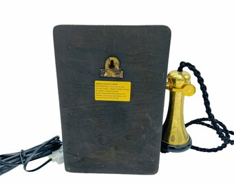 1930 年代スタイルの木製壁掛け電話（真鍮、ブラッシュ仕上げ、または