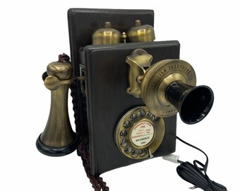 【1930年代】アンティーク　真鍮電話機　雑貨　インテリア　お洒落　おしゃれ 1930 年代スタイルの木製壁掛け電話（真鍮、ブラッシュ仕上げ、または