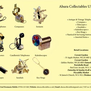 Pode incluir: Uma cole&ccedil;&atilde;o de telefones antigos e vintage, b&uacute;ssolas, sextantes, telesc&oacute;pios, rel&oacute;gios de sol, caleidosc&oacute;pios e chaveiros. A imagem tamb&eacute;m inclui o nome do neg&oacute;cio, Ahura Collectables UK Ltd., e suas informa&ccedil;&otilde;es de contato.