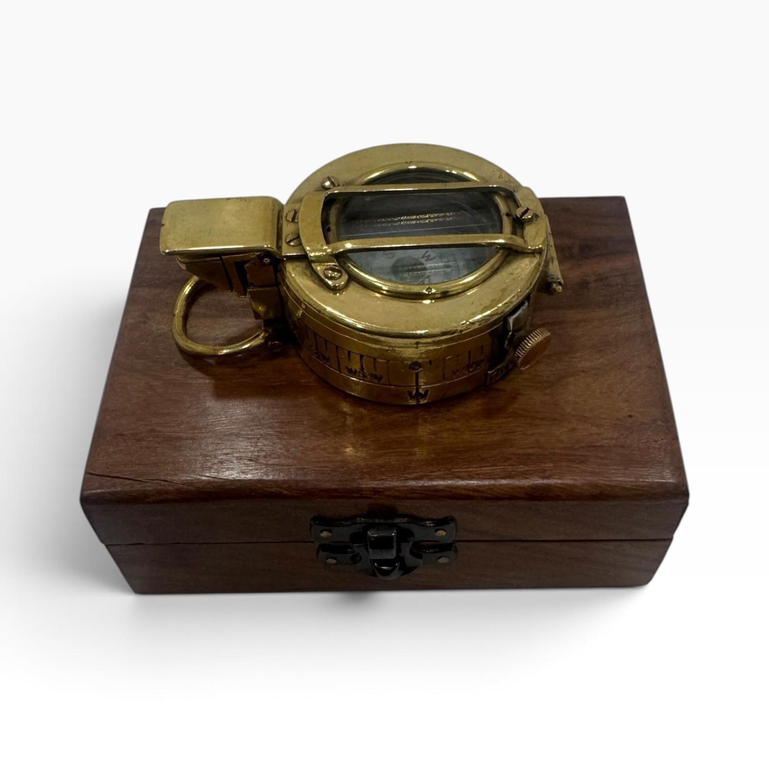 真鍮製 舵輪型 コンパス アンティーク雑貨 1940年頃のアンティーク品。第二次世界大戦時の真鍮製、英国陸軍将校用