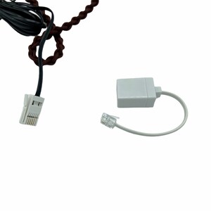 Pode incluir: Um adaptador de telefone branco com um conector RJ-11 branco e um conector RJ-11 cinza. O adaptador est&aacute; conectado a um cabo de telefone preto.