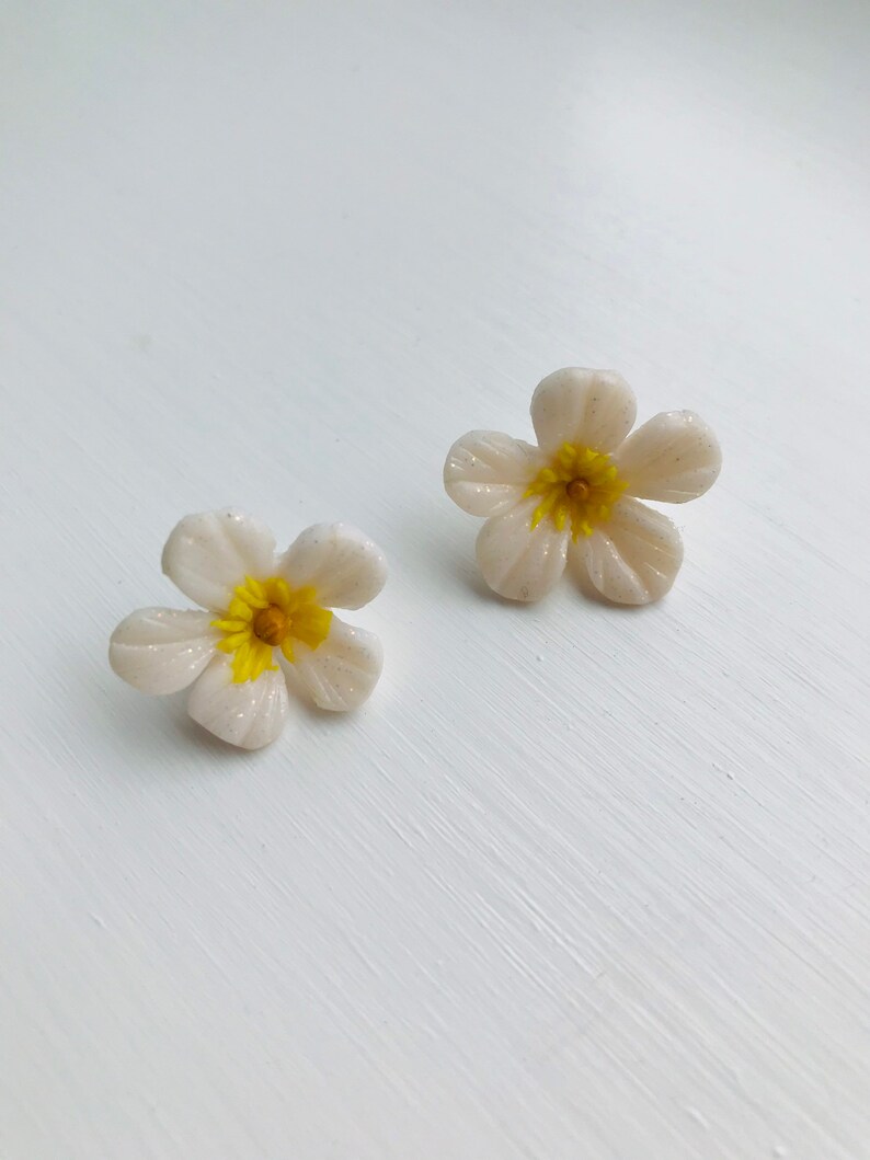 Polymer clay flower earrings / Jasmine flower stud earrings/ Etsy