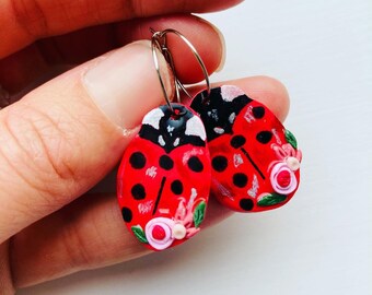 Ladybird earrings//animal earrings// flower earrings// polymer clay earrings// Summer earrings// clay flower earrings// clay ladybird//