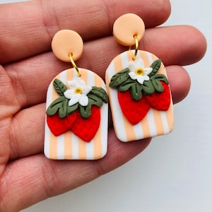 Strawberry earrings// summer earrings// spring earrings// clay fruit earrings// polymer clay earrings// food earrings// Easter earrings.