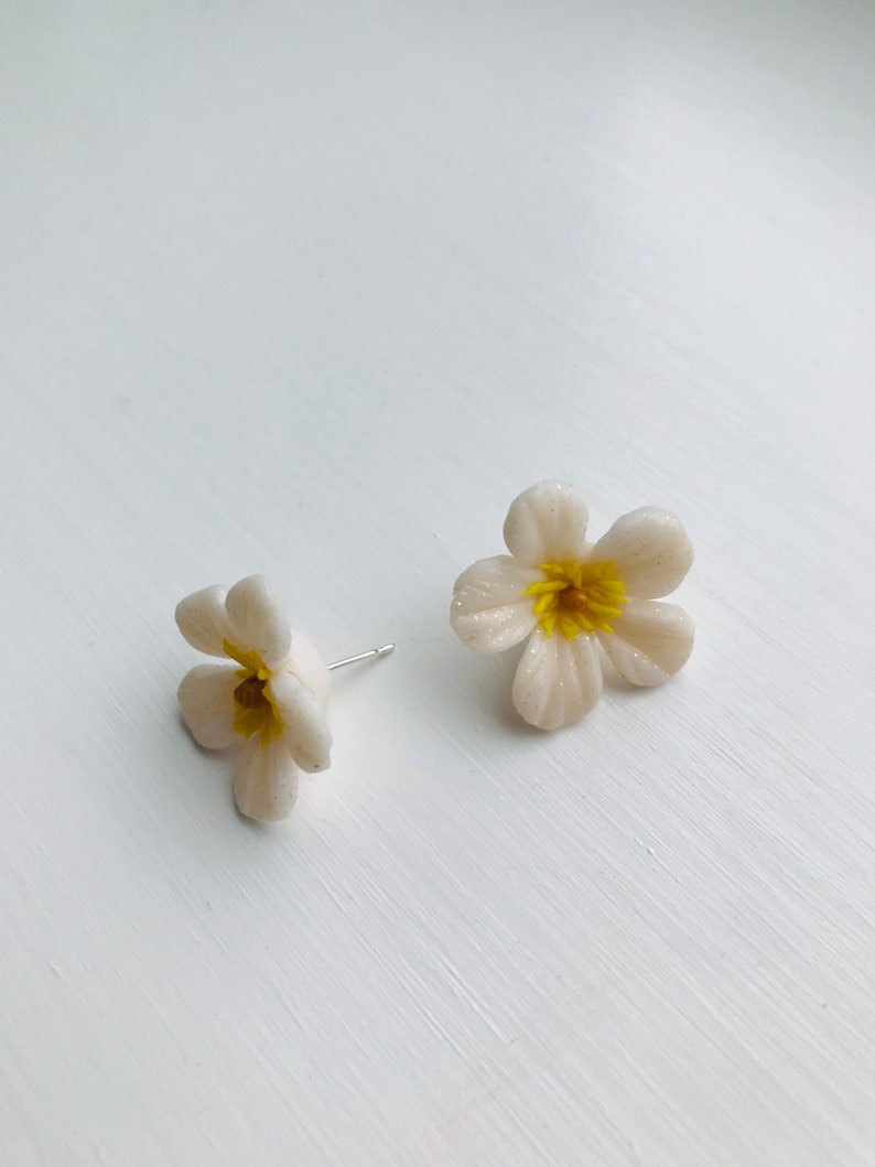 Polymer clay flower earrings / Jasmine flower stud earrings/ Etsy
