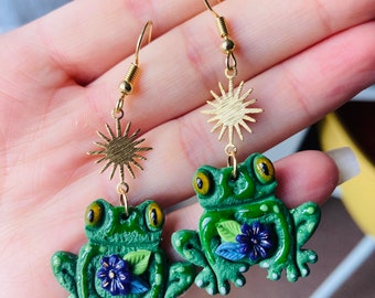 Frog earrings// polymer clay frog earrings// dangle earrings// summer earrings// animal earrings// polymer clay earrings// autumn earrings