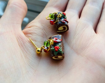 Christmas earrings// Yule log earrings// food earrings// Christmas food earrings// clay food earrings// polymer clay earrings.