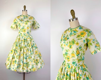 1950's Fit and Flare Dress - Vintage 50's Floral Print Dress with Circle Skirt - Size Medium