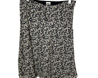 Falda vintage Y2K de Old Navy, negra, con estampado floral y corte al bies, largo hasta la rodilla, talla 10.