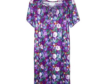 Chemise de nuit violette vintage à fleurs et col smocké, manches courtes et longueur genou, taille moyenne