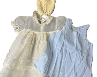 Completo vintage anni '80 per bambina, composto da tre pezzi: vestitino trasparente, sottoveste blu e cappellino di lana.