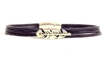 Pulsera de concientización sobre el Alzheimer - Pulsera de cuero de triple hebra color morado oscuro con deslizador de pluma plateada y cierre magnético (2 m-107)