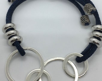 Bracelet ajustable en daim bleu marine