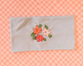 Embroidered stretchy headband