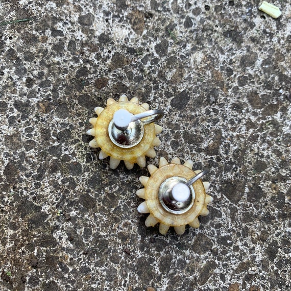 1940’s Tiny Shell Flower Screw Back Earrings - Su… - image 4