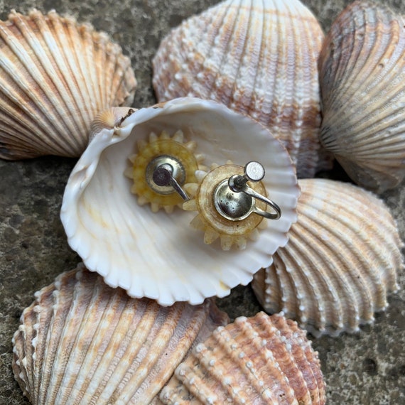 1940’s Tiny Shell Flower Screw Back Earrings - Su… - image 3