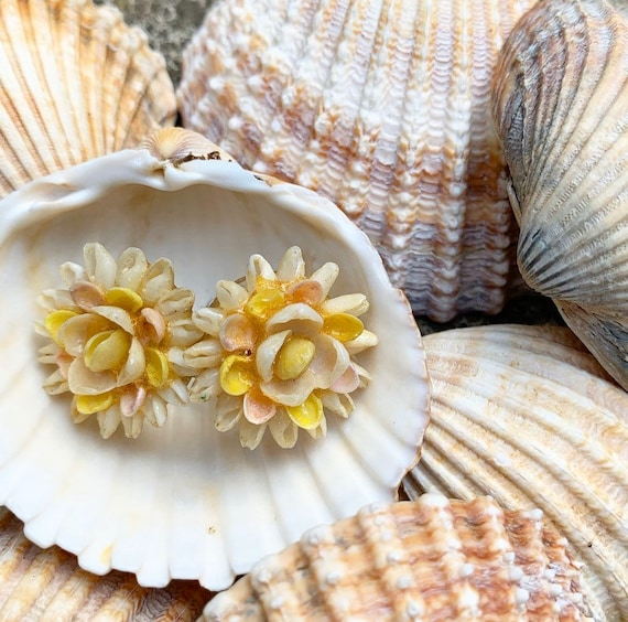 1940’s Tiny Shell Flower Screw Back Earrings - Su… - image 1