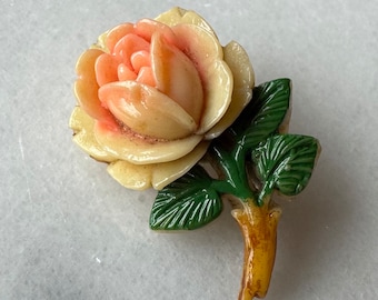 Broche en forme de coeur rose en celluloïd sculpté des années 1930 - rose pêche - saint valentin - fête des mères - anniversaire - merci