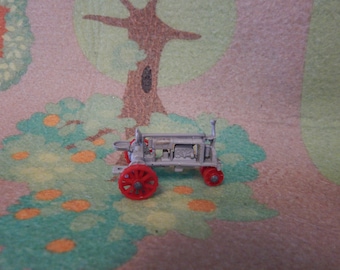 Tracteur jouet Farmall à l'échelle 1:87, gris et rouge moulé sous pression