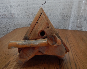 Casita para pájaros resistente hecha a mano con estructura en forma de A y gancho de metal.