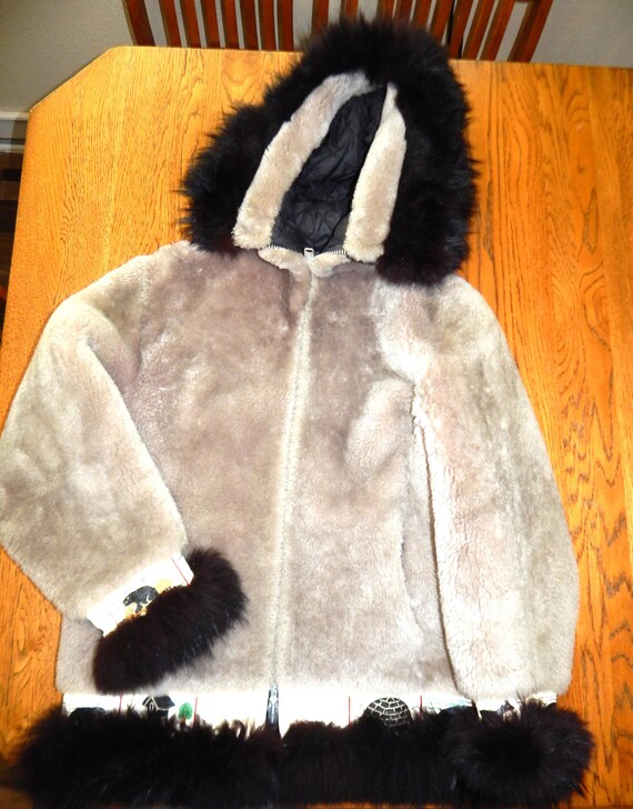 ジャケット・アウター EMBROIDERED FAUX FUR HOODED JACKET WHITE EMBROIDERED FAUX FUR HOODED JACKET WHITE