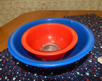Bols para mezclar Pyrex en colores primarios rojo y azul.