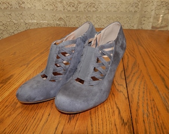 Zapatos de tacón bajo de ante gris JG de la colección Journee, talla 7.5 para mujer, NUEVOS