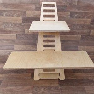 Könnte beinhalten: Ein Stehpult aus Holz mit zwei Ebenen. Die obere Ebene ist kleiner als die untere Ebene. Beide Ebenen sind aus hellem Holz.