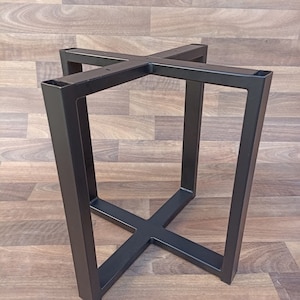 Può includere: Base per tavolo in metallo nero con forma quadrata e una struttura di supporto a forma di croce. La base è realizzata in metallo robusto e ha una finitura nera.