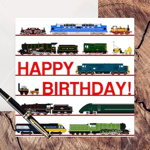 Może przedstawiać: Kartka urodzinowa z ilustracjami pociągów w kolorach czerwonym, zielonym, niebieskim i żółtym. Napis "HAPPY BIRTHDAY!" jest wydrukowany na czerwono. Czarny długopis spoczywa na kartce, która znajduje się w białej kopercie.