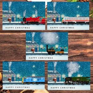 Puede incluir: Cinco tarjetas de Navidad con diferentes diseños de trenes. Cada tarjeta muestra un tren frente a una estación nevada con Papá Noel. Las tarjetas tienen un fondo azul nevado y el texto "HAPPY CHRISTMAS".