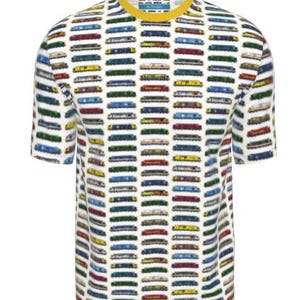 以下が含まれることがあります： カラフルな電車のイラストが繰り返されるパターンの白いTシャツ。シャツは黄色の襟と半袖です。電車のイラストは、赤、青、緑、黄色など、さまざまな色で描かれています。