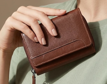 Cartera de piel suave para mujer con cierre RFID, triple pliegue, 8 ranuras para tarjetas, iniciales personalizadas, regalo para ella, cumpleaños y vacaciones.