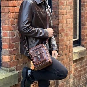 Sac à bandoulière en cuir pour homme, marron moyen, sac de voyage, petite idée cadeau pour petit ami, sac pour homme, organiseur de sac de vacances