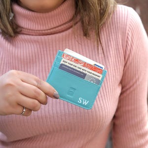 Tarjetero de cuero con monograma personalizado, regalo para estudiantes universitarios, regalo de fin de año personalizado para ella, para viajar.