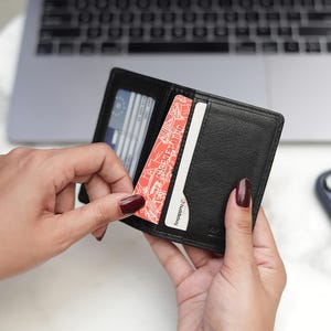 Tarjetero para mujer, regalo personalizado, billetera de cuero con iniciales para ella, tarjetero de viaje, billetera de identificación, regalo pequeño de cuero para mujer