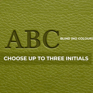 Op de afbeelding: Close-up van een getextureerd, olijfgroen oppervlak met de in reli&euml;f aangebrachte letters "ABC". De tekst "BLIND (NO COLOUR)" en "CHOOSE UP TO THREE INITIALS" zijn ook zichtbaar.