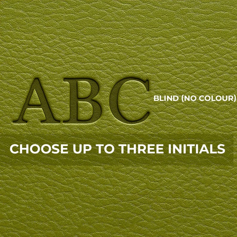 Op de afbeelding: Close-up van een getextureerd, olijfgroen oppervlak met de in reli&euml;f aangebrachte letters "ABC". De tekst "BLIND (NO COLOUR)" en "CHOOSE UP TO THREE INITIALS" zijn ook zichtbaar.