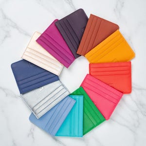 Cartera de cuero colorida con tarjetero RFID para mujer, monedero de viaje minimalista y delgado con ranura para identificación, pequeño y divertido regalo para ella, accesorio hecho a mano en el Reino Unido.