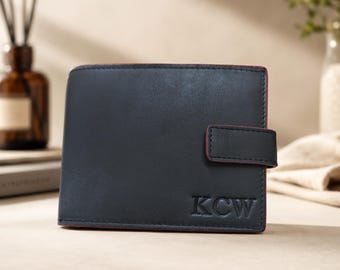 Personalisierte RFID-Geldbörse für Herren aus Leder, zweifach faltbar, mit Münzfach, Ausweisfenster, 6 Kartenfächern und geprägten Initialen auf der Vorderseite – das perfekte Geschenk für ihn