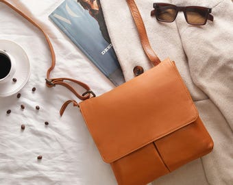 Bolso bandolera de piel auténtica para mujer con correa ajustable.