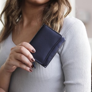Monedero para mujer, pequeño monedero de cuero para mujer, mini monedero de cuero suave, monedero para tarjetas de crédito RFID, monedero para mujer, monedero con tres bolsillos para ella