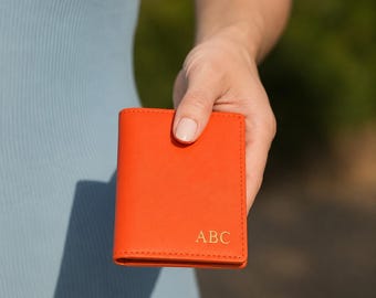 Cartera tarjetero de piel personalizada RFID delgada con 2 ranuras para tarjetas, ventana transparente para identificación, abono de transporte Oyster, regalo para ella o para él en su cumpleaños.