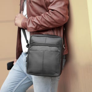 Petit sac bandoulière en cuir pour homme Sac à bandoulière de voyage pour homme Sac à main pour homme Petit cadeau pour homme en cuir recyclé