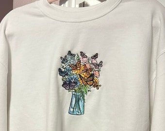 T-shirt med broderad blombukett och regnbåge och fjärilar